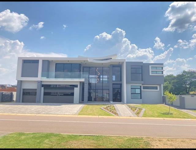 5 BEDROOM HOUSE FOR SALE IN SIX FOUNTAINS RESIDENTIAL ESTATE